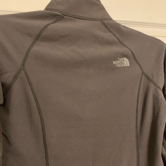 THE NORTH FACE. Fleece 1/2 Zip Pull Over - Picture 3 of 4